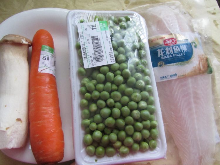 鲍菇龙利鱼时蔬羹步骤2