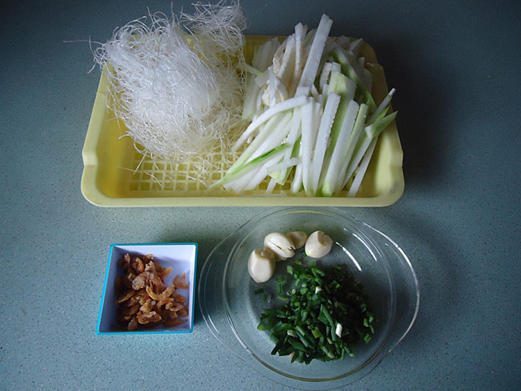 虾米粉丝煮节瓜步骤2
