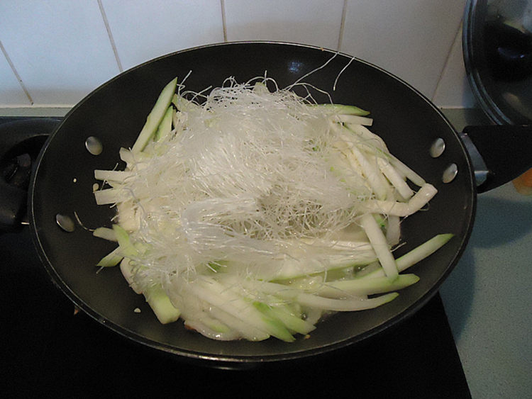 虾米粉丝煮节瓜步骤7