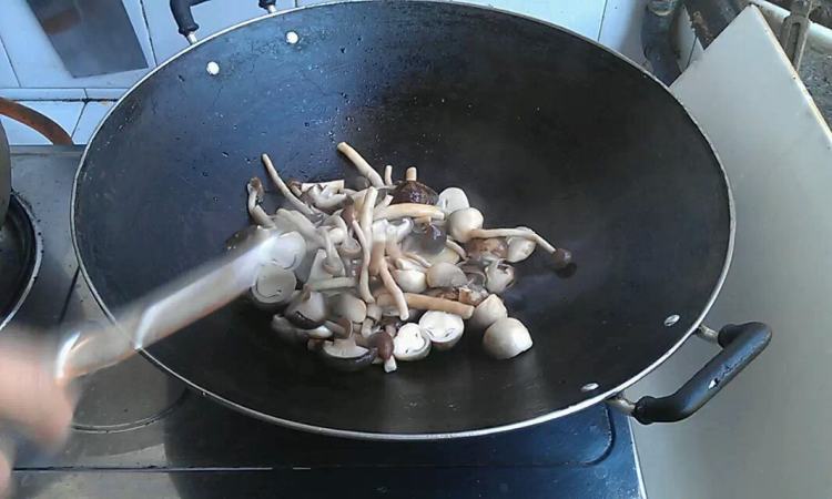 鲜菇炒瘦肉步骤4