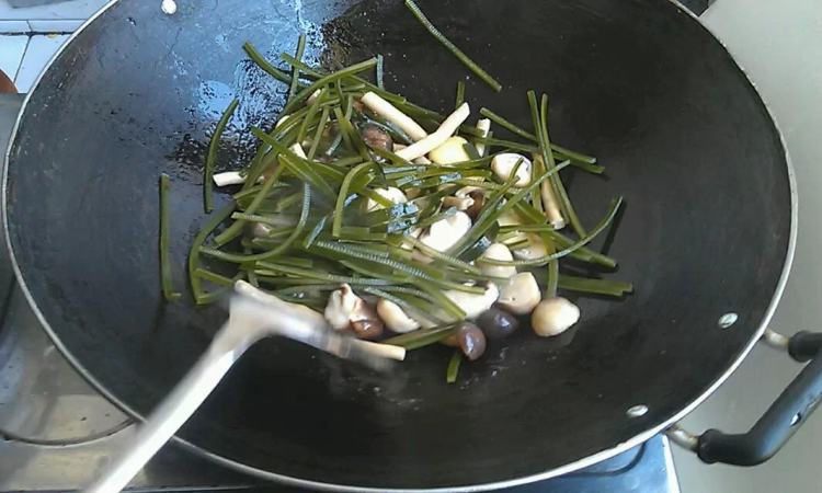 鲜菇炒瘦肉步骤5