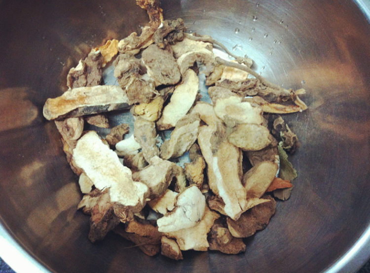 土茯苓扁豆大骨汤步骤1