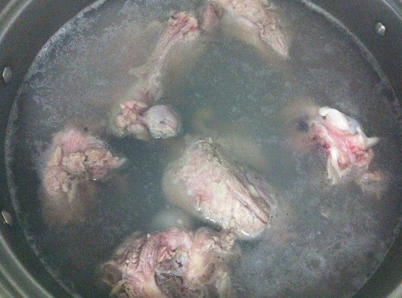 土茯苓扁豆大骨汤步骤3