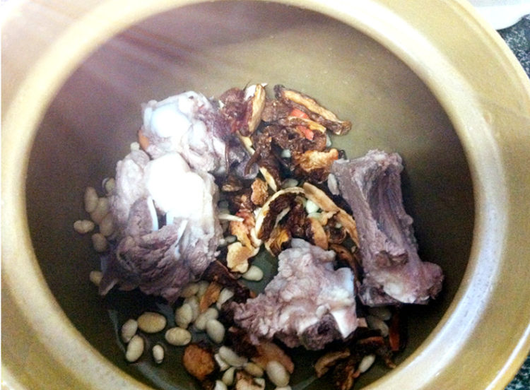 土茯苓扁豆大骨汤步骤5