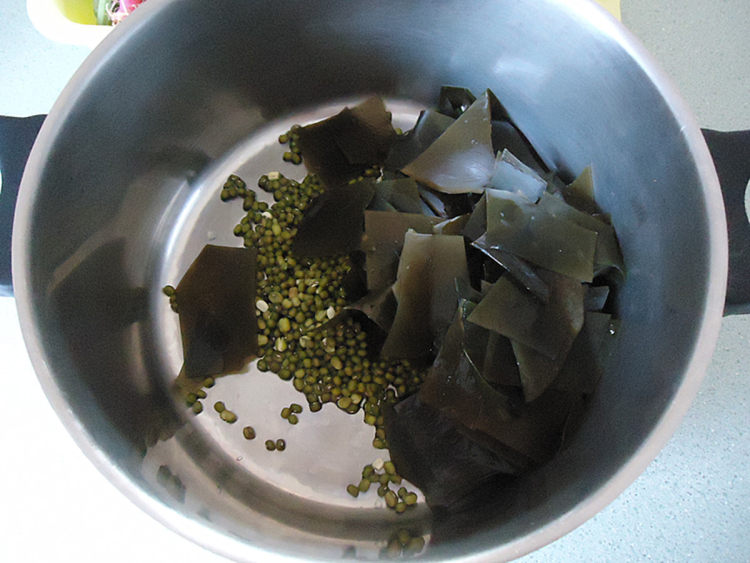 海带绿豆煲马齿苋根步骤4