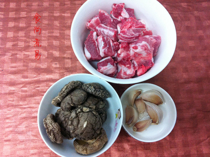 冬菇焖排骨步骤1
