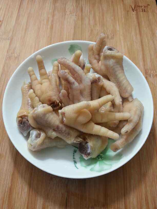 银耳莲子凤爪汤步骤6