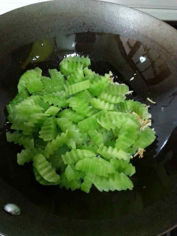 莴笋炒腊肠步骤6