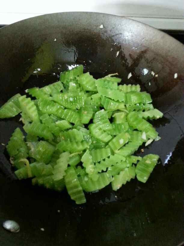 莴笋炒腊肠步骤7