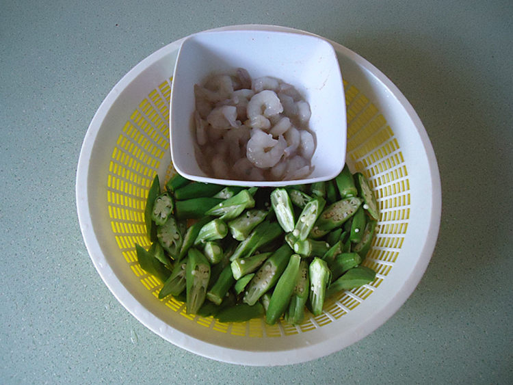 辣炒虾仁秋葵步骤2