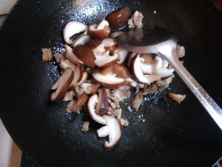时蔬香菇肉末饭步骤4