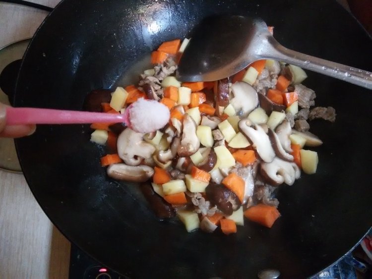 时蔬香菇肉末饭步骤6