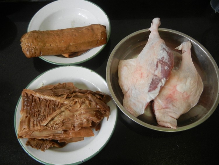 黑笋鸭腿砂锅煲步骤1