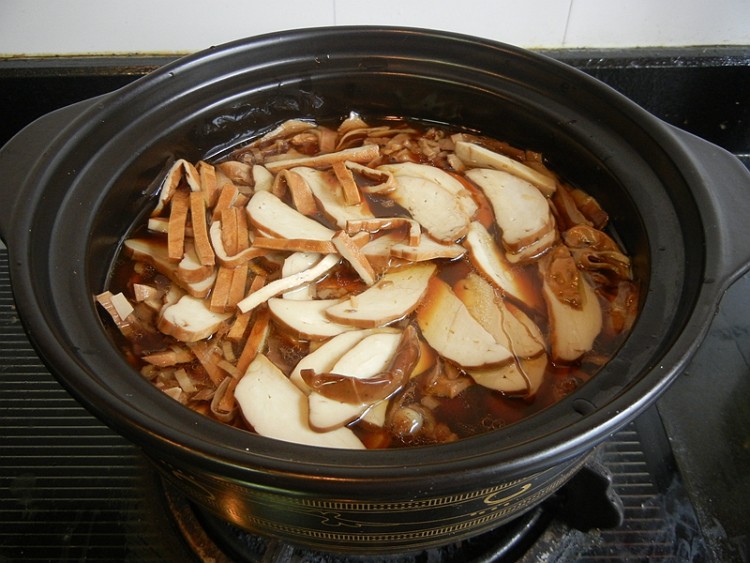 黑笋鸭腿砂锅煲步骤11