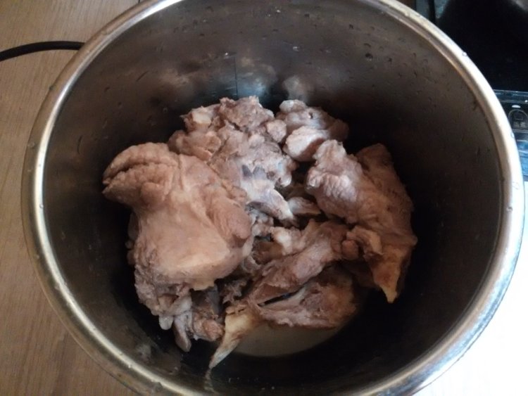 猪骨萝卜茶树菇汤步骤4