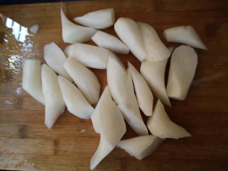 猪骨萝卜茶树菇汤步骤2