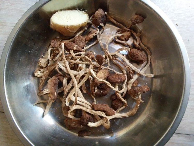 猪骨萝卜茶树菇汤步骤3