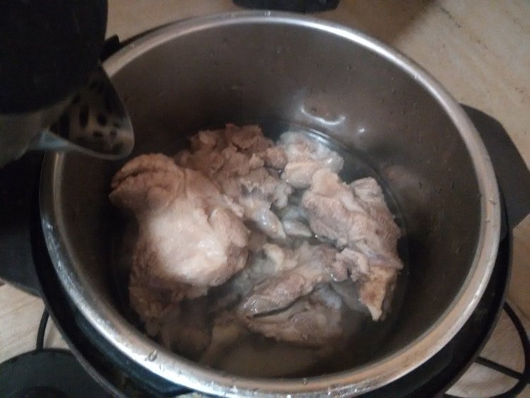 猪骨萝卜茶树菇汤步骤5