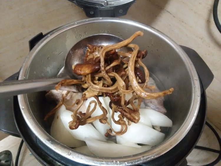 猪骨萝卜茶树菇汤步骤7