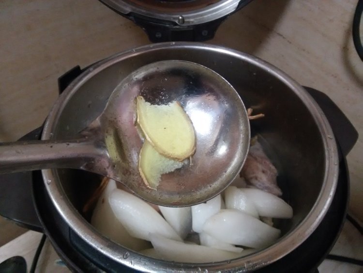 猪骨萝卜茶树菇汤步骤8