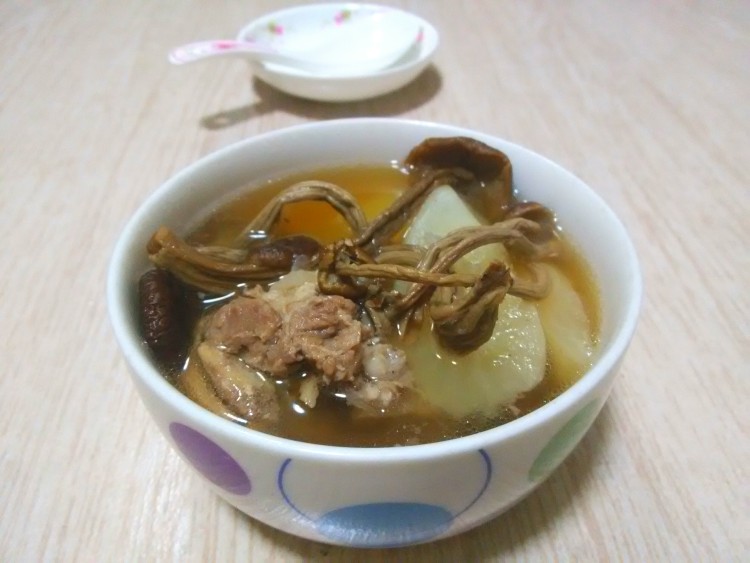 猪骨萝卜茶树菇汤步骤9