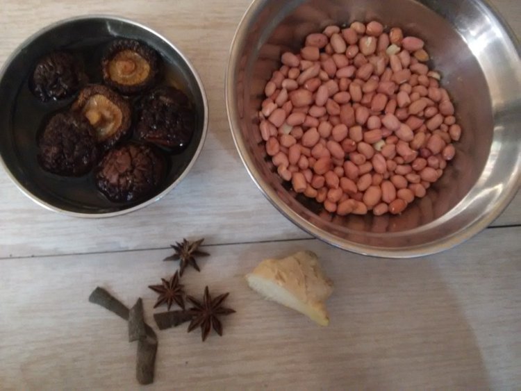 花生香菇炖猪脚步骤2