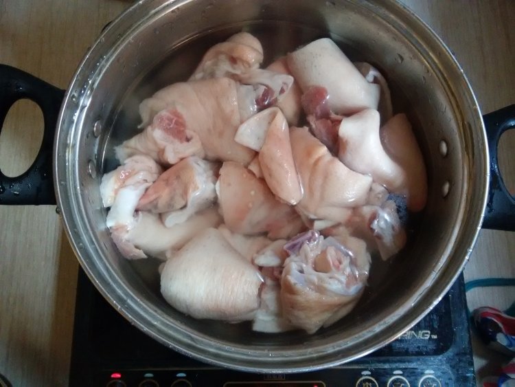 花生香菇炖猪脚步骤1