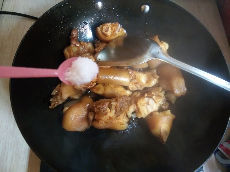 花生香菇炖猪脚步骤9