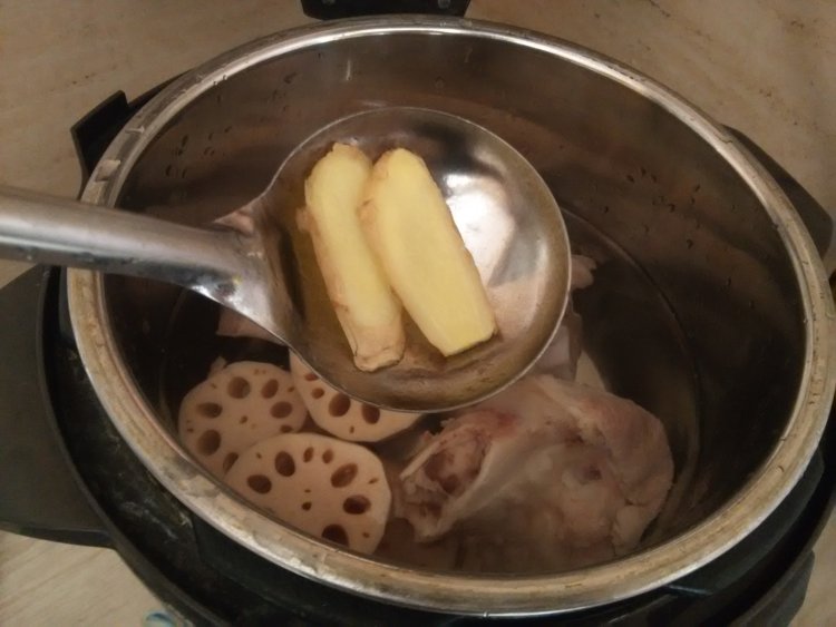 莲藕海带炖筒骨汤步骤8