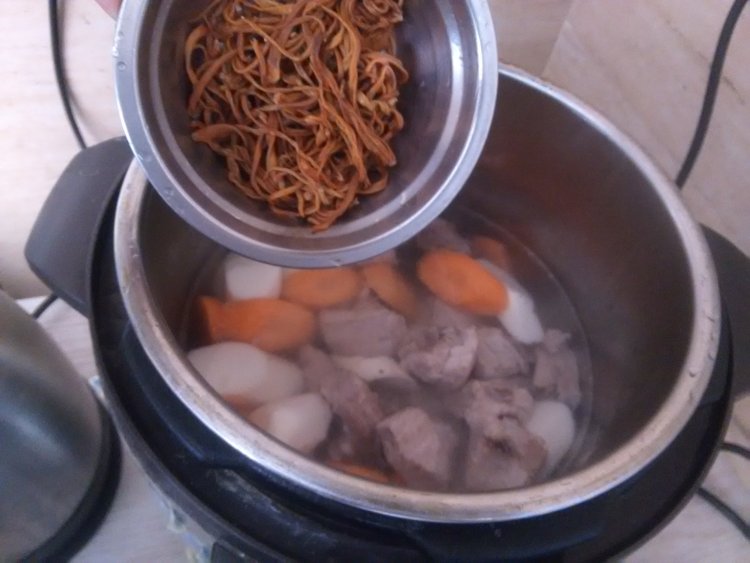 山药排骨炖虫草花步骤7