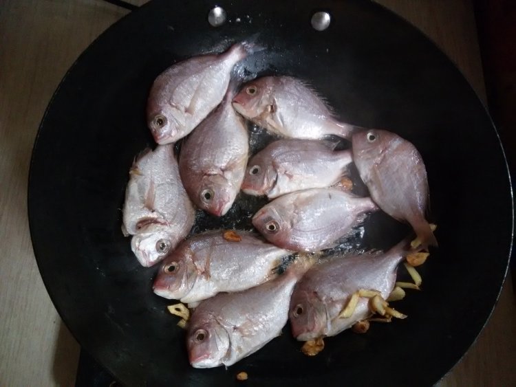 豆鼓烧鱼步骤5