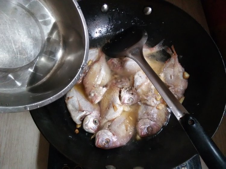 豆鼓烧鱼步骤6