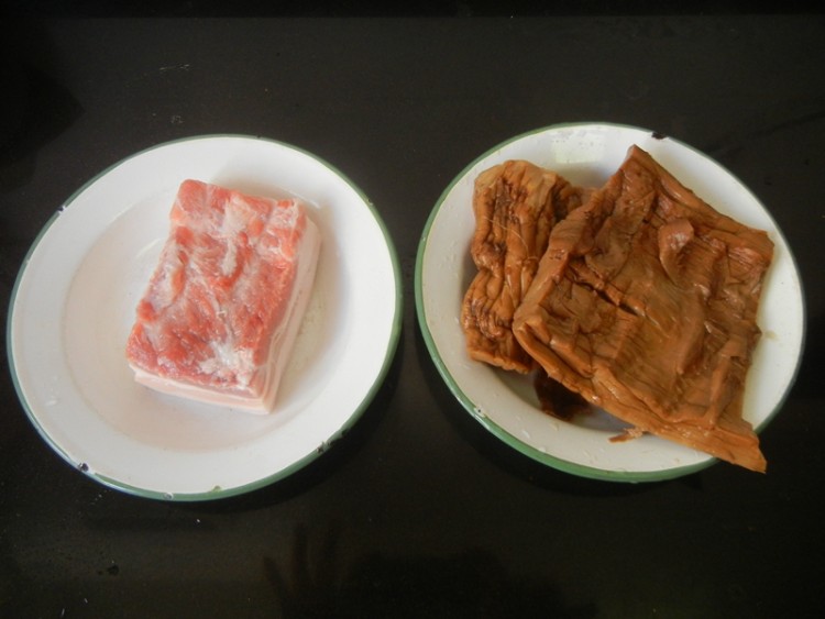 五花肉片炒黑笋步骤1