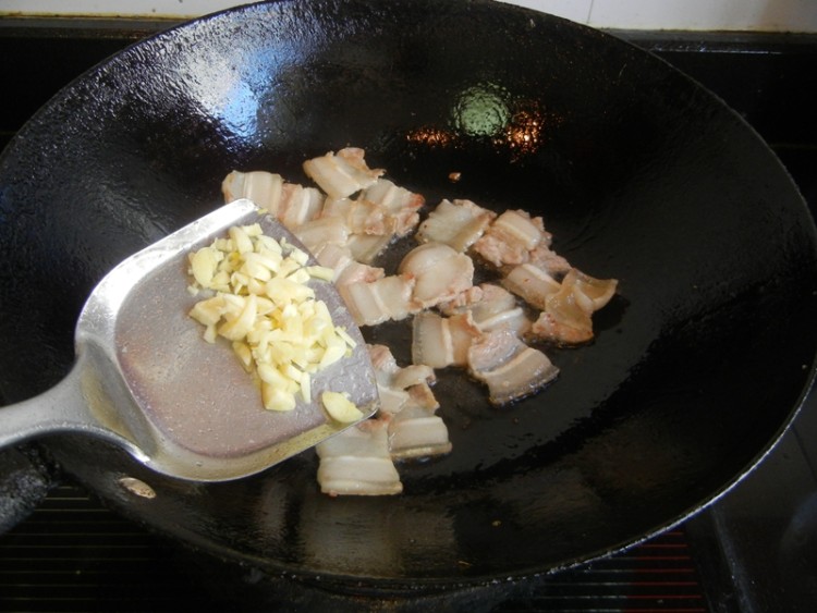五花肉片炒黑笋步骤7