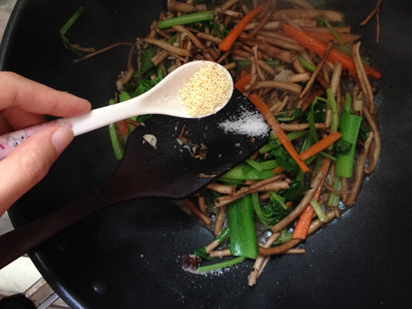 小炒茶树菇步骤7
