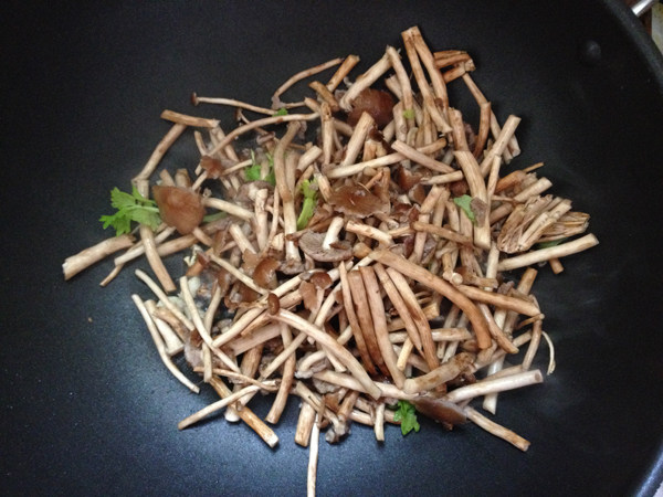 小炒茶树菇步骤4