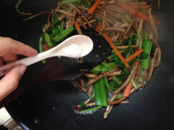 小炒茶树菇步骤6