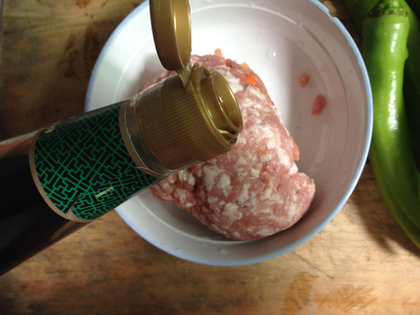 椒盐尖椒酿肉步骤2