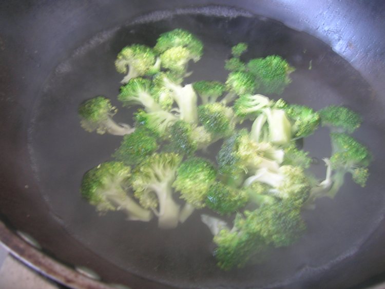 西兰花炒虾球步骤2
