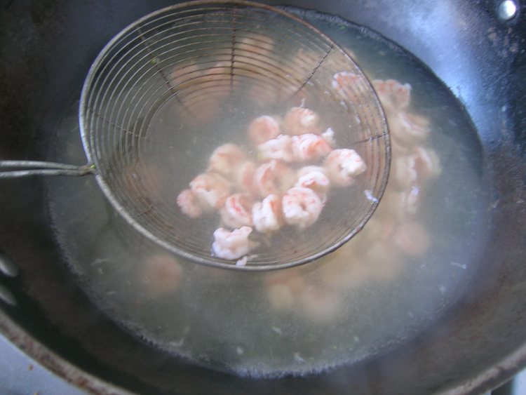 西兰花炒虾球步骤5