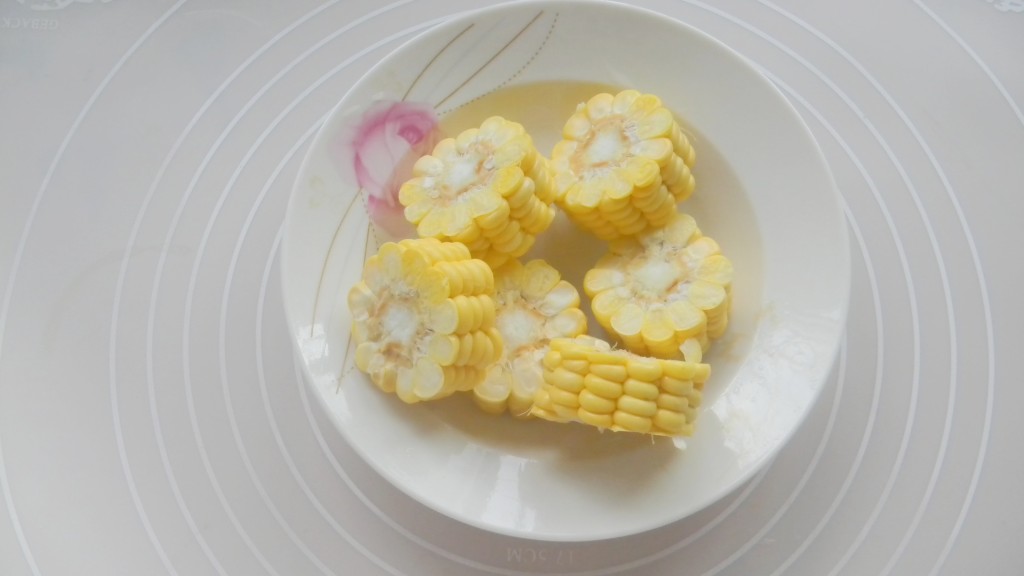 玉米萝卜排骨汤步骤2