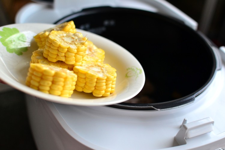 玉米萝卜排骨汤步骤8