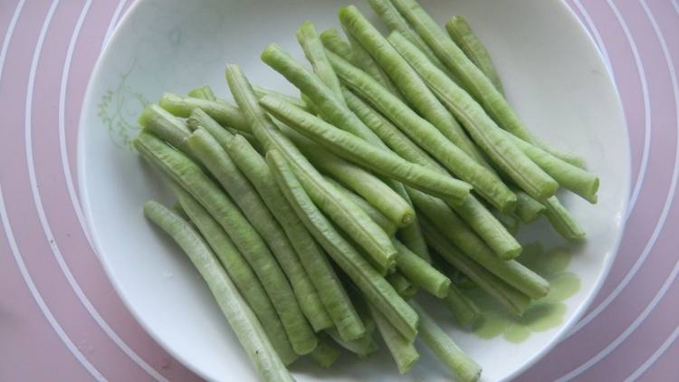 麻酱淋豇豆步骤1