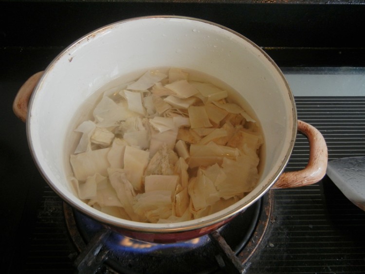冬笋干五花肉砂锅煲步骤3