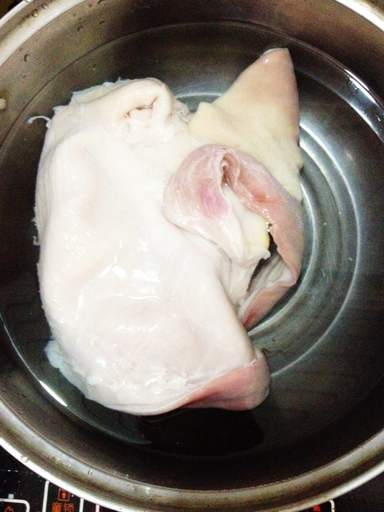莲子胡椒猪肚汤步骤3