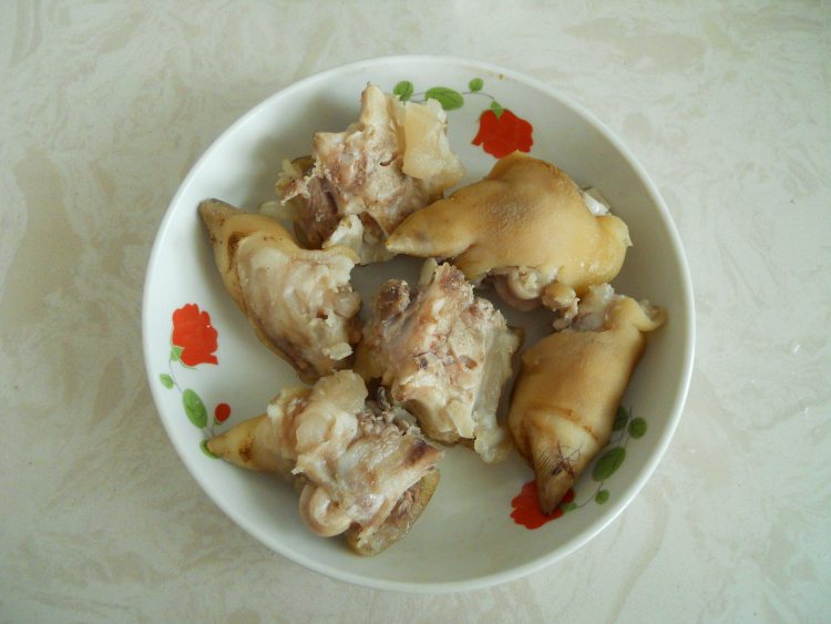 解密舌尖2  金针炖猪步骤5