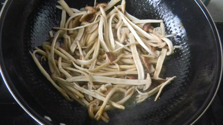 清炒茶树菇步骤4