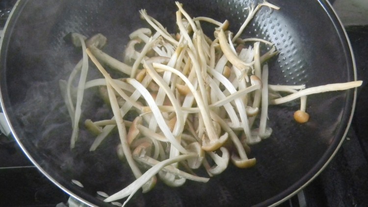清炒茶树菇步骤3