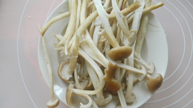 清炒茶树菇步骤1
