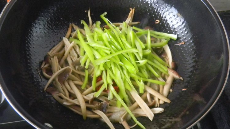 清炒茶树菇步骤6
